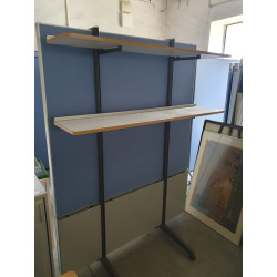 Ścianka biurowa z oświetleniem i półkami (P1)