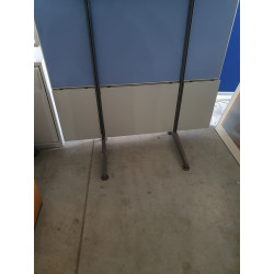 Ścianka biurowa z oświetleniem i półkami (P1)