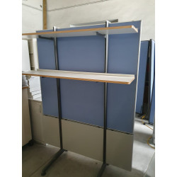 Ścianka biurowa z oświetleniem i półkami (P1)